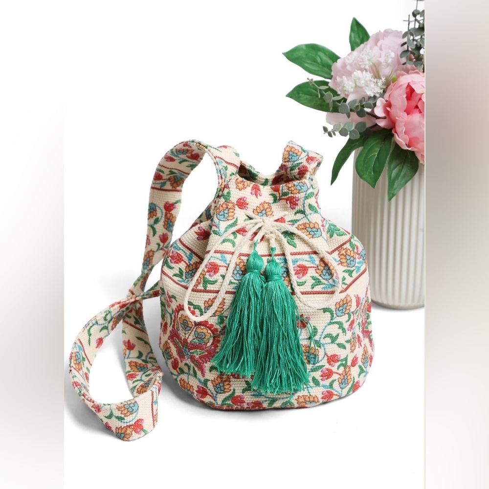 COMFYLUXE Boho Floral Drawstring Bucket Bag with Green Tassels‎